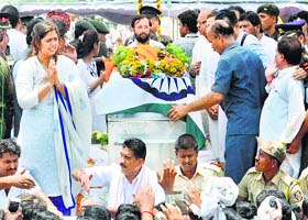 Pankaja Munde, daughter of late BJP leader Gopinath Munde, during his funeral in Parali on Wednesday