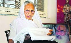 Modis mother Hiraba looks at her gift in Gandhinagar.