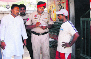 Police officials record the statement of the owner of tea vendor at Avtar Nagar in Jalandhar on Thursday.