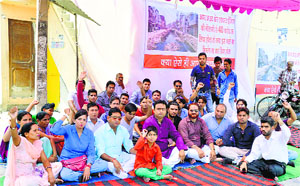 Shiv Sena workers raise slogans near Gunda Nullah in Ludhiana on Thursday.