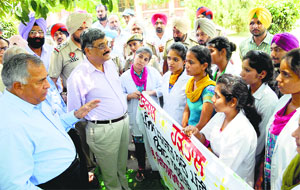 Students talk to Dr KML Pathak, Deputy Director General, ICAR (in pink shirt) and DR VK Taneja, VC, GADVASU (in blue shirt) at the PAU in Ludhiana. 