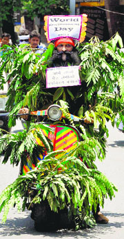 Guinness Record holder Rajendra Tiwari during an awareness programe on the occasion of World Environment Day in Allahabad on Thursday