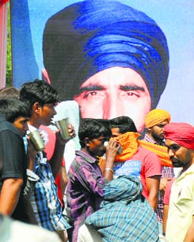 Commuters offered sweetened to mark the 30th anniversary of Operation Bluestar in Ludhiana on Friday