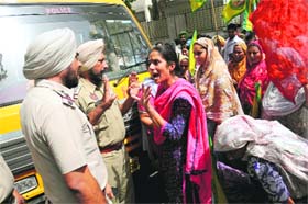 Members of the BKU Ugrahan argue with police officials in Bathinda