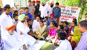 MP Ravneet Singh Bittu (in green turban) meets protesting students in Ludhiana on Saturday.