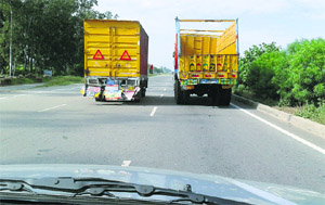 The accompanying photograph shows two heavy trucks in the fast lane and overtake lane. The driver of a fast car will be forced to overtake from the left, which is dangerous.