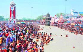 SEA OF FAITH: Devotees take a holy dip at the sanctum sanctorum of Brahmakund, Har-ki-Pauri, in Haridwar on Sunday