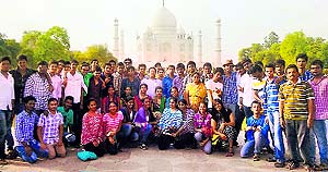 A group photo of all 48 students taken at the Taj Mahal