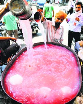In the name of God: Devotees prepare sweetened water on the occasion of Nirjala Ekadashi in Ludhiana