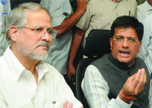 Union Power Minister Piyush Goyal (R) with Lt Governor Najeeb Jung (L) addresses the mediapersons in New Delhi on Tuesday. 
