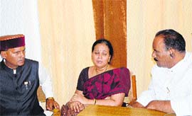 Mandi MP Ram Swaroop Sharma and Telangana Home Minister Narsimha Reddi console Savitha who lost her son in the Beas river tragedy in Mandi on Tuesday.