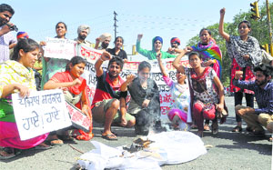 Students burn an effigy of the Punjab Chief Minister outside the Mini-Secretariat in Ludhiana on Tuesday.