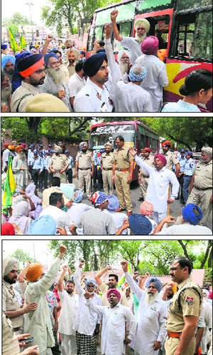 Farmers hold a protest outside the residence of the IGP in Bathinda on Wednesday. 