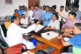 Congress councillors take up peoples issues with Mayor Vinod Chamoli in Dehradun on Wednesday