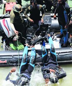 Divers from the Navy join the search operation in the Pandoh dam on Thursday