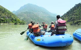 BSF jawans during a search operation in the Beas near Pandoh in Mandi on Thursday
