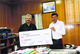 NHPCs Parbati-II Project General Manager AK Singh hands a cheque to the Deputy Commissioner in Kullu on Wednesday