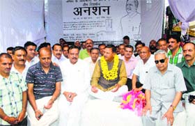 Dr Rajiv Bindal, MLA, begins hunger strike at Nahan on Thursday