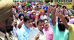 Retail chemists submit a memorandum to the ADC in Ludhiana on Thursday