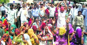 Protesters gherao the SSPs office in Fazilka on Thursday.