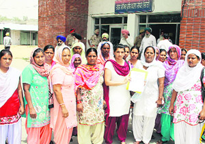 Activists of the Istri Jagriti Manch outside the office of SSP in Jalandhar on Friday.