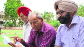 Members of Rajguru Nagar Senior Citizens Association seek a Senior Citizen Bhawan in Ludhiana.