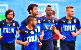 Italys forward Mario Balotelli (back-R) and midfielder Andrea Pirlo (L) run with teammates during a training session