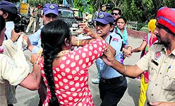 Agitating IEVU volunteers being detained