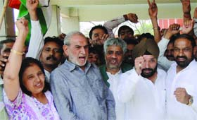 DPCC president Arvinder Singh Lovely with the former party MP, Sajjan Kumar, and others during their protest against power shortage in the Capital on Saturday .