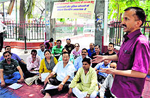 Social worker Pradhuman Bisht addresses a meeting at Deen Dayal Upadhyay Park in Dehradun on Sunday on video recording at courts and police stations.