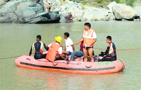 The search operation for missing students in progress in the Beas near Thalot in Mandi on Sunday