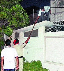 Delhi cops raid a house in Shakti Nagar to nab a travel agent who prepared fake documents in Jalandhar late on Saturday night. 