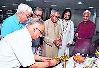 Tributes being paid to Pandit Janki Nath Kaul Kamal in New Delhi