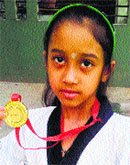 Jaanvi Kaushik shows her medal.