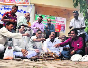 UKD workers perform a yajna for the Kedarnath disaster victims at Shaheed Sthal in Dehradun on Monday.