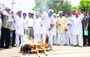 BKU activists protest non-implementation of the Swaminathan Commission recommendations in Karnal on Monday