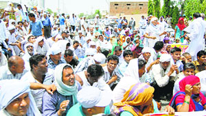 Activists of the Sarv Karamchari Sangh march towards the Minister Randeep Singh Surjewalas house in Kaithal on Tuesday.