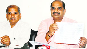Umesh Agrawal, BJP state media in charge, highlights the anomaly in the voter list on Tuesday.