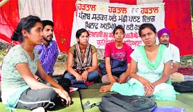 Fishery students protest outside Gate No. 5 on the campus in Ludhiana.