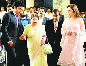 Industrialist Mukesh Ambani along with mother Kokilaben (L) and wife Nita Ambani (R) arrives at the 40th annual meeting of Reliance Industries in Mumbai on Wednesday.