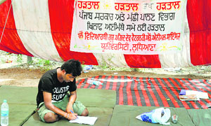 A student of the fishery department protests outside Gate No. 5.