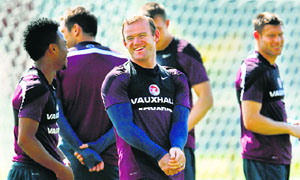 Englands Wayne Rooney (centre) talks with Raheem Sterling (left) during a training session in Rio de Janeiro.