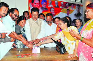 Congress party workers led by state Congress vice-president Suryakant Dhasmana celebrate Rahul Gandhis birthday at the party office in Dehradun on Thursday.