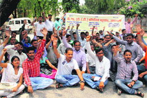 B.Ed trained teachers protest outside the residence of Education Minister Mantri Prasad Naithani in Dehradun on Thursday.