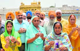 Family members of the stranded youth pray for their safety at the Golden Temple.