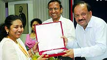 Union Health Minister Dr Harsh Vardhan felicitates a blood donor at a function in New Delhi on Friday