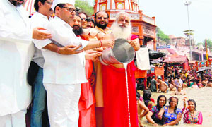 Saints and Congress Sewa Dal activists perform rituals for the speedy recovery of Chief Minister Harish Rawat in Haridwar on Friday.