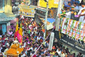 Devotees take part in the shobha yatra to pay obeisance to Goddess Shoolini in Solan on Friday. 