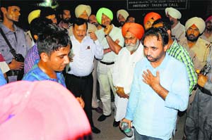 The Member of Parliament from Sangrur, Bhagwant Mann, and Ravneet Bittu (in green turban), MP from Ludhiana, interact with students of the Fishery College at GADVASU in Ludhiana on Friday. 
