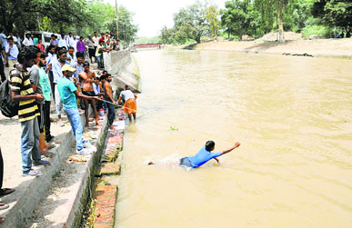 Volunteers of the NGO Sahara Jan Sewa search for the body of the man who drowned in Sirhind Canal in Bathinda on Saturday.